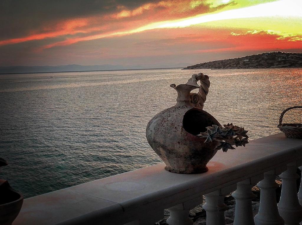 Wavedance Accommodation Salamis Bagian luar foto