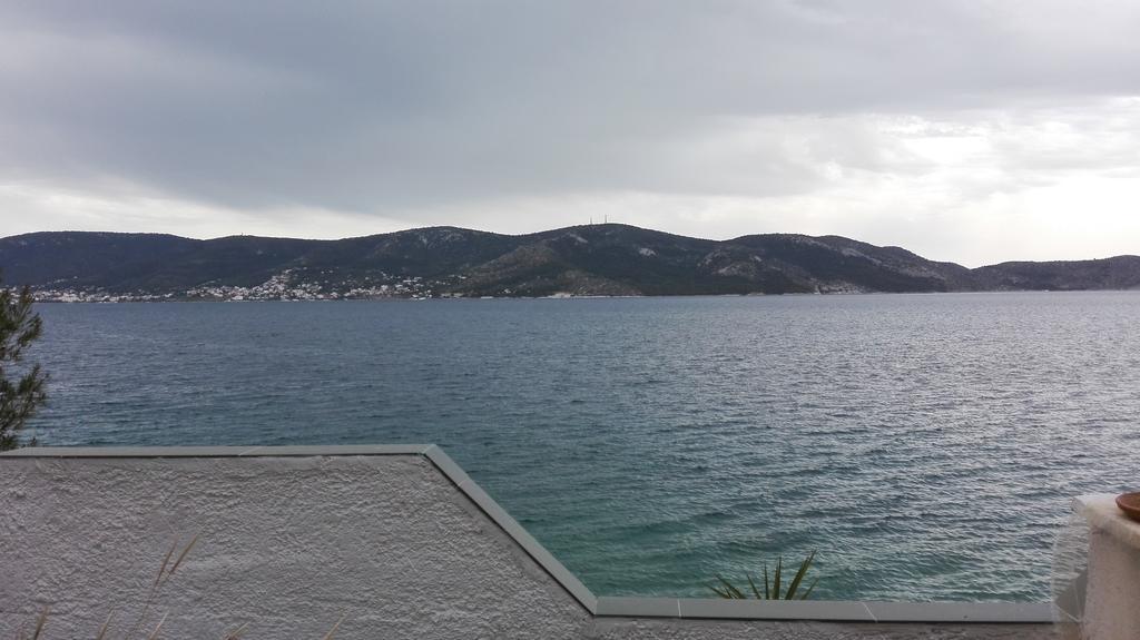Wavedance Accommodation Salamis Bagian luar foto